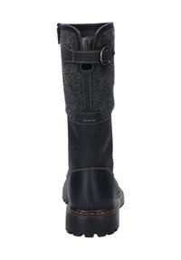 Bota de cuero negro y fieltro gris hasta la rodilla con un acento de hebilla, caña texturizada y suela de goma gruesa para tracción.