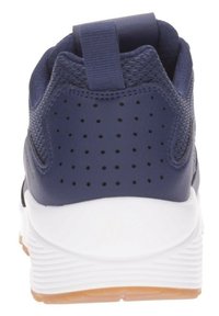 Marineblauer Sneaker mit einem strukturierten Mesh-Obermaterial, perforierten Details, gepolstertem Kragen und weißer Gummisohle. Verstärkter Fersenbereich mit einer Schlaufe.