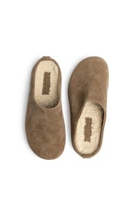 Bruine suède slippers met een zachte, crèmekleurige binnenvoering. Ronde vorm, instapontwerp en subtiele stikaccenten.