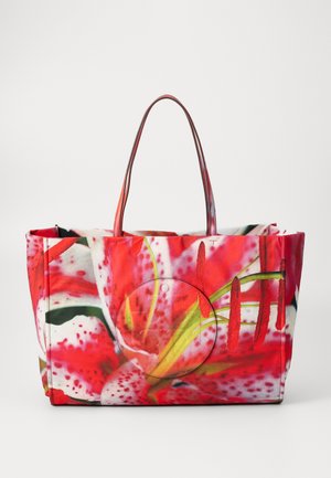 Stor totebag med et levende blomstertrykk i nyanser av rødt og grønt. Laget av slitesterk stoff med doble håndtak og en sirkulær detalj.