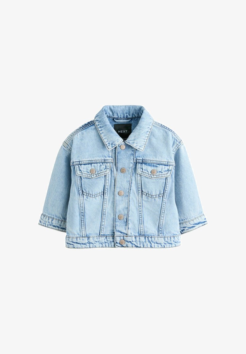 Veste en jean cropped bleu clair avec fermeture à boutons, col pointu et deux poches poitrine à boutons.