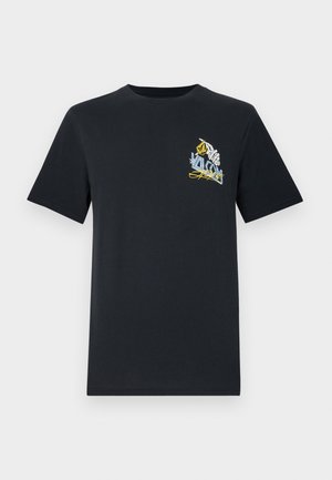 Sort bomuld T-shirt med korte ærmer, prydet med et farverigt grafisk print på venstre bryst, herunder tekst og designelementer.