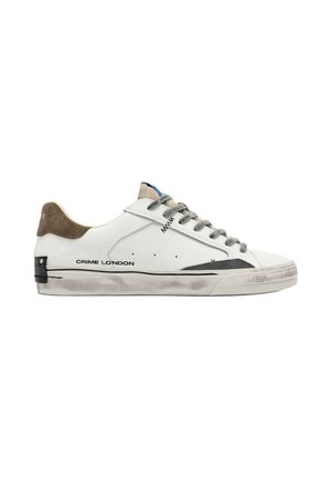 Sneaker bianca low-top con lacci grigi, tallone in suede marrone, accenti neri e testo "CRIME LONDON" sul lato con dettagli della suola usurata.
