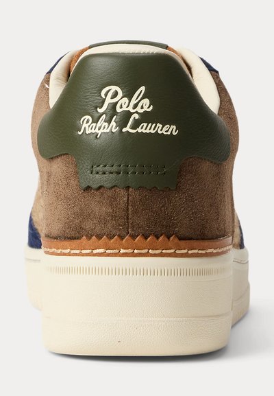 Brązowy zamszowy tył sneakersa z zielonym skórzanym paskiem na pięcie, wytłoczonym napisem "Polo Ralph Lauren" białym pismem, biała podeszwa i szczegóły szwów.