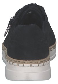 Czarne zamszowe buty casualowe z zaokrąglonym tyłem, plecionym wykończeniem przypominającym jutę wokół podeszwy oraz bocznym zamkiem błyskawicznym ułatwiającym zakładanie i zdejmowanie.