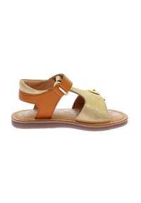 Sandalia de cuero dorado y beige con un diseño abierto, correa ajustable en el tobillo, punta redondeada y parte superior texturizada. Presenta una plantilla acolchada y una suela de goma.