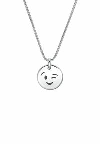 Collana d'argento con un pendente rotondo che presenta un design di una faccina sorridente con un occhio chiuso. La catena ha uno stile a catena delicato.
