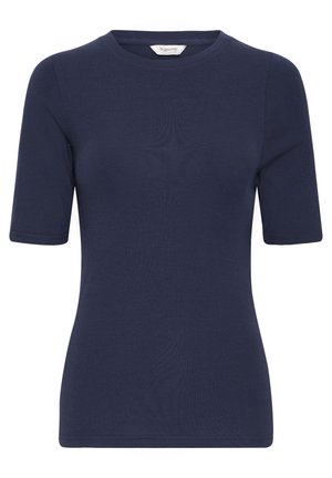 Tumesinise värviga lühikeste varrukatega T-särk ümmarguse kaelusega, valmistatud siledast puuvillakangast. Omab keha järgivat lõiget ja korrektselt viimistletud ääri.