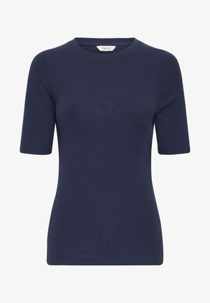 Tumesinise värviga lühikeste varrukatega T-särk ümmarguse kaelusega, valmistatud siledast puuvillakangast. Omab keha järgivat lõiget ja korrektselt viimistletud ääri.