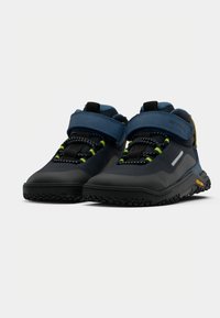Sinised ja mustad laste matkasaapad Velcro rihmadega, elastsete paeltega, robustse tallaga ja peegelduvate detailidega valgel taustal.