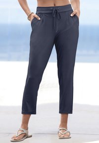 Marineblaue, leichte Hose mit elastischem Bund und Kordelzug, Seitentaschen und schmal zulaufendem Beindesign.
