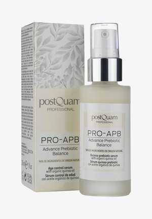 Botella y caja del sérum PostQuam PRO-APB Advance Prebiotic Balance con prebiótico de quinoa y aceite orgánico de quinoa, producto de cuidado de la piel para el control de la edad.