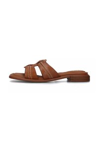 Sandal in pelle marrone con tacco piatto, dotato di tre cinturini sovrapposti e dettagli di cucitura bianca sulla parte superiore. Suola interna testurizzata.