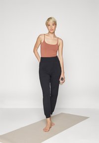 Yogasearcher Top - cedar