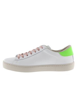 Zapatilla de cuero blanca con puntera redondeada, cordones rosas, acentos verdes en el talón y suela beige texturizada.
