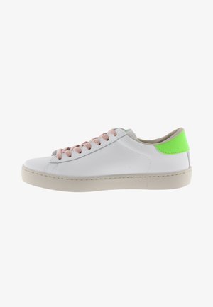 Zapatilla de cuero blanca con puntera redondeada, cordones rosas, acentos verdes en el talón y suela beige texturizada.
