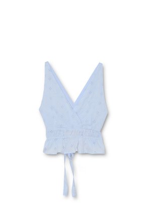 Top envolvente azul claro con un escote en V profundo, dobladillo con volantes fruncidos y cierre con lazo. Presenta patrones florales bordados por todo el diseño.