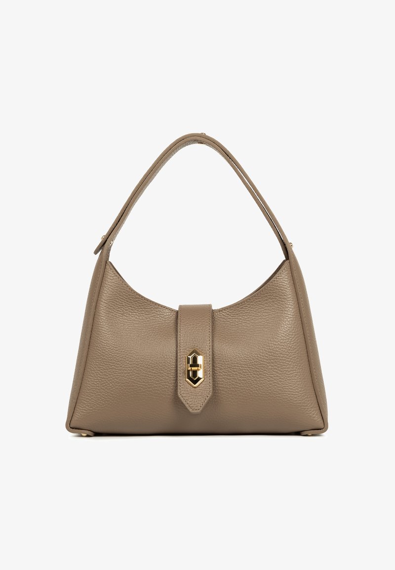 Taupe textuur leren handtas met een enkele handgreep bovenaan en een gouden sluiting aan de voorkant, weergegeven tegen een witte achtergrond.