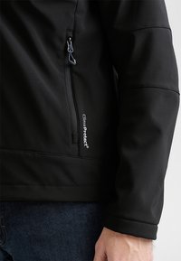 Veste softshell noire avec une poche zippée, présentant la marque "ClimaProtect", texture lisse et panneaux légèrement texturés.