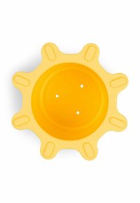 Geel zonvormige siliconen gootsteenzeef met acht ronde stralen en drie kleine afvoergaatjes in het midden.