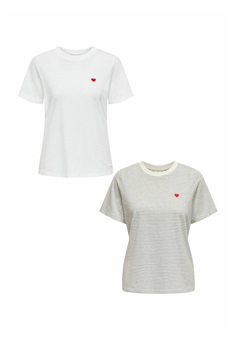 Baumwoll-T-Shirts in Weiß und gestreiftem Grau. Beide verfügen über eine kleine rote Herzstickerei auf der Brust und einem klassischen Rundhalsausschnitt.