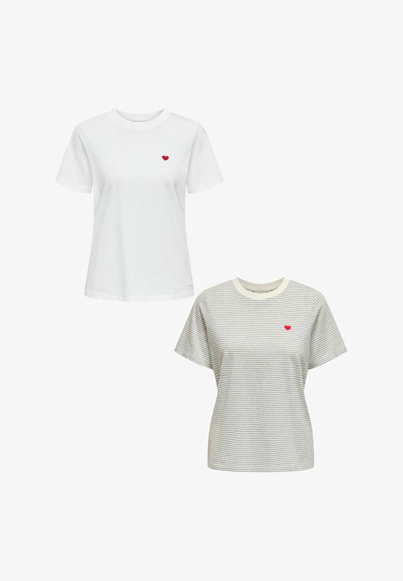 Baumwoll-T-Shirts in Weiß und gestreiftem Grau. Beide verfügen über eine kleine rote Herzstickerei auf der Brust und einem klassischen Rundhalsausschnitt.