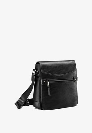 Černá kožená taška přes rameno s klopou, nastavitelným popruhem, přední kapsou na zip, hladkým povrchem a jemným švem.