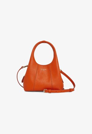 Borsa in pelle con manico superiore arrotondato, colore arancione, superficie testurizzata, tracolla regolabile e marchio discreto sul davanti.
