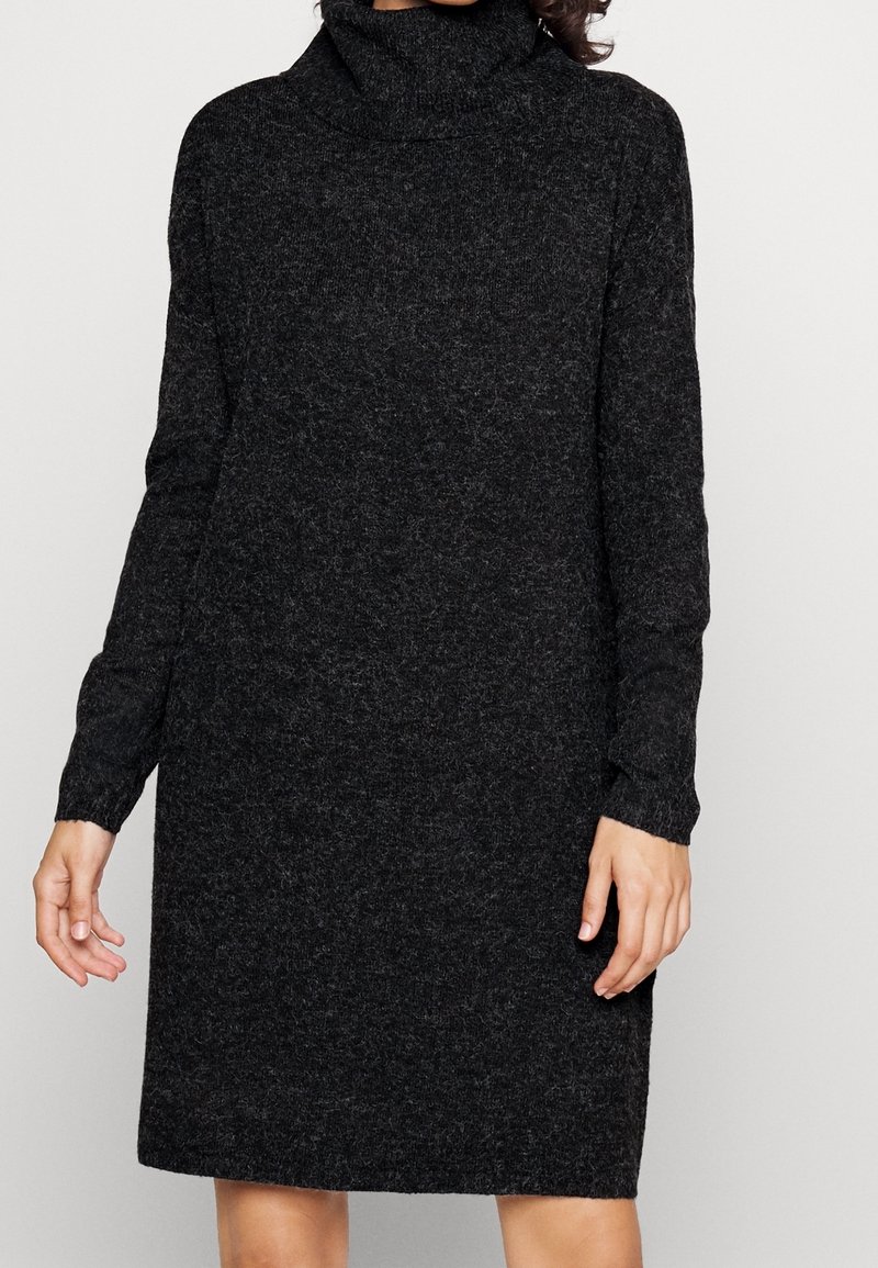 Stickad polotröja klänning i mörkgrått med långa ärmar. Har en avslappnad passform och mjuk textur, når till mitten av låret.