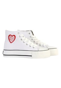 Sneaker alte in tela bianca con grafica a cuore rosso e testo, suola in gomma nera con striscia bianca a contrasto, lacci piatti e occhielli in metallo.