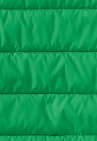 Grüner Puffermantel aus einem Material mit glatter Textur und genähten horizontalen Linien, wirkt leicht und hat eine satte, einheitliche Farbe.