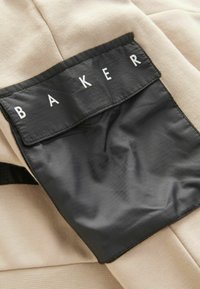 Baker by Ted Baker FUNNEL ZIP NECK AND JOGGERS SET- REGULAR FIT - Melegítő - stone