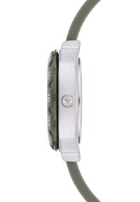 Olivgrüne Silikonarmbanduhr mit einem Gehäuse aus silbernem Edelstahl, runder Form, strukturiertem Lünette und klaren Ziffern auf dem Zifferblatt.