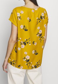 Vero Moda Triko s potiskem - dark yellow