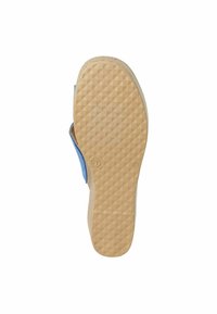 Chaussure bleue avec une semelle en caoutchouc texturée présentant un motif en losange, offrant une bonne adhérence ; matière supérieure douce ; design ouvert pour une ventilation.