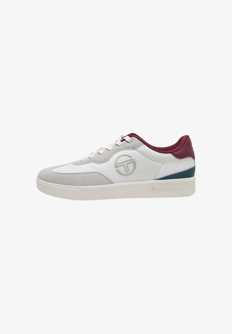 Sneaker bassa bianca e grigia con colletto bordeaux, dettaglio tacco turchese, lacci bianchi e logo circolare in rilievo sul lato e sulla suola.
