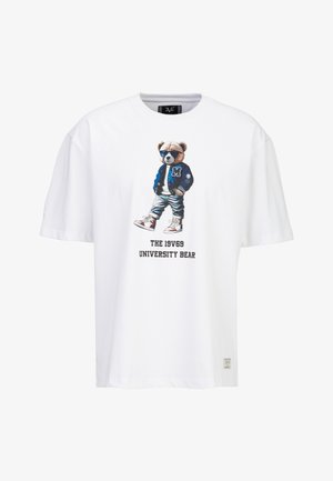 Weißes T-Shirt mit einem Cartoon-Bären, der Sonnenbrillen, eine blaue College-Jacke, Jeans und Turnschuhe trägt, sowie dem Text „THE 19V69 UNIVERSITY BEAR“.