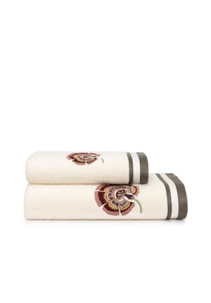 Stapel von zwei cremefarbenen Handtüchern mit bestickten braunen und pinkfarbenen Blumenmotiven und grauen gestreiften Rändern auf weißem Hintergrund.