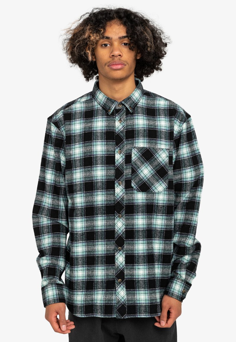Rutet flannel skjorte i sort, grøn og hvid. Knappet design med en enkelt brystlomme og lange ærmer. Blød tekstur.
