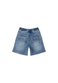 Shorts in denim azzurro chiaro con vita elastica, dotati di due tasche posteriori e una leggera trama sbiadita, tagliati appena sopra il ginocchio.