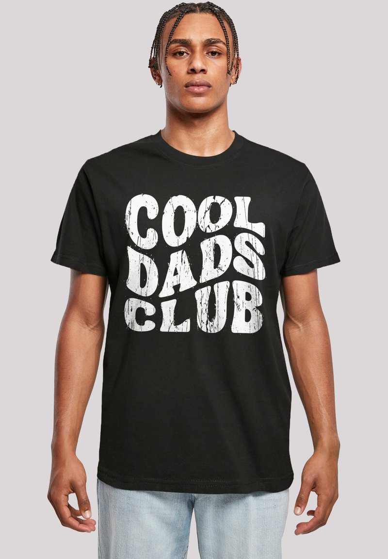 Zwarte katoenen T-shirt met gedurfde, witte versleten tekst "COOL DADS CLUB." Korte mouwen en een ronde halslijn. Casual pasvorm.