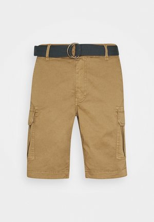 Shorts cargo couleur beige fabriqués en tissu résistant, avec deux poches latérales, des passants pour ceinture, et une ceinture noire avec une boucle métallique ronde.