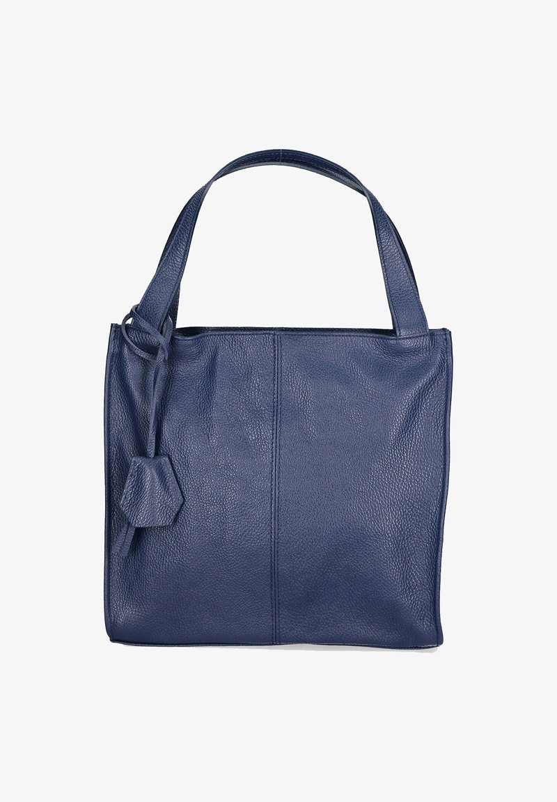 Sac fourre-tout en cuir bleu marine avec une surface texturée, une poignée unique et un petit accent hexagonal attaché sur le côté.