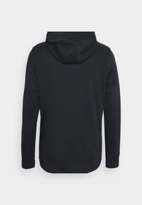 Felpa nera con cappuccio, maniche lunghe, texture liscia e orlo arrotondato. Presenta cuciture rinforzate e un design semplice.