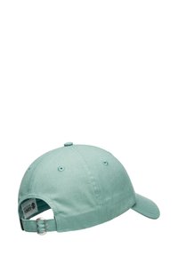 Cappellino da baseball in cotone verde chiaro con visiera curva, cinturino regolabile e fori sulla corona per la ventilazione.