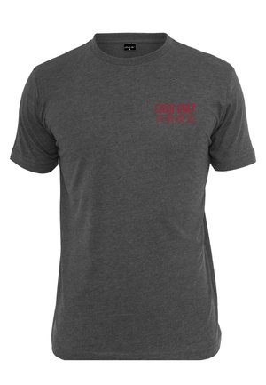 Σκούρο γκρι T-shirt με κοντά μανίκια και στρογγυλή λαιμόκοψη, με κόκκινο κείμενο "CASH ONLY" και κινέζικους χαρακτήρες στο αριστερό στήθος.