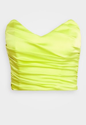Crop top en satin jaune néon froncé avec un décolleté en cœur et des détails de tissu froncés.