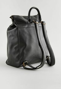 Schwarzer Leder-Rucksack mit strukturierter Oberfläche, ausgestattet mit einem Reißverschluss oben, zwei verstellbaren Trägern und akzentuierten Beschlägen in Goldtone.