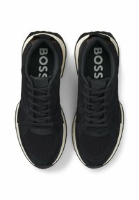 Scarpe sportive nere realizzate in materiali mesh e suede, con una suola stratificata, logo in evidenza e lacci tonali per un aspetto omogeneo.