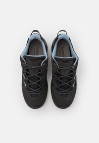 Scarpe da trekking nere e grigie con tomaia in rete e suede, dettagli blu, design con lacci, colletto imbottito e suola strutturata.